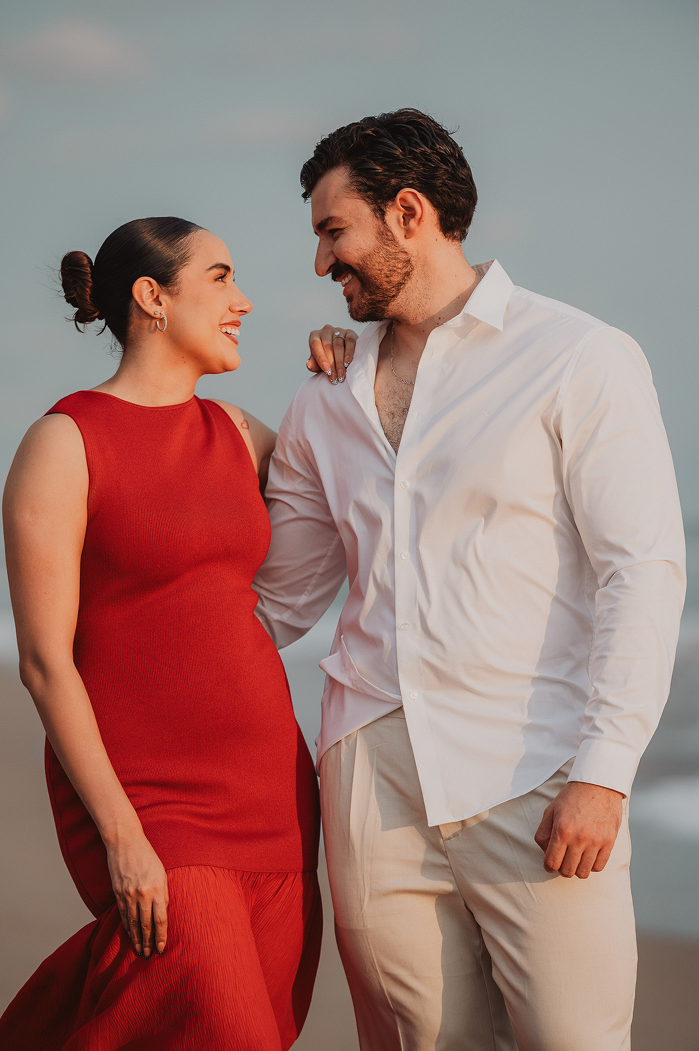 Carolina y Carlos se miran fijamente durante la sesion del proposal en las playas de Mazatlán.