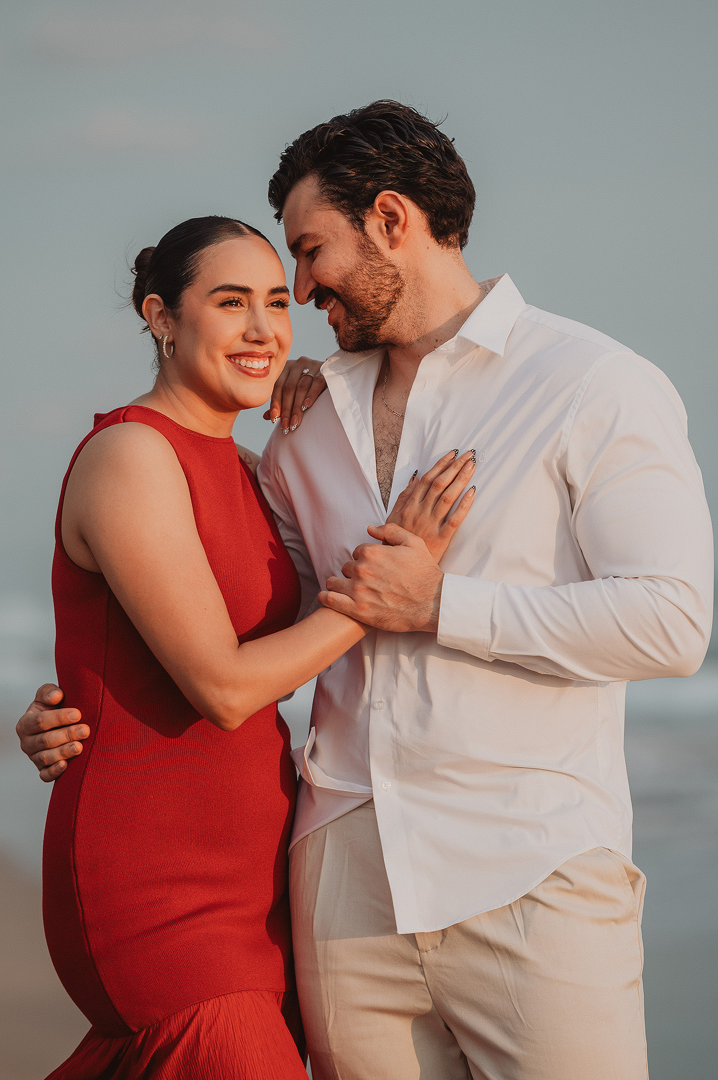 Carolina y Carlos se abrazan durante la sesion del proposal en las playas de Mazatlán.