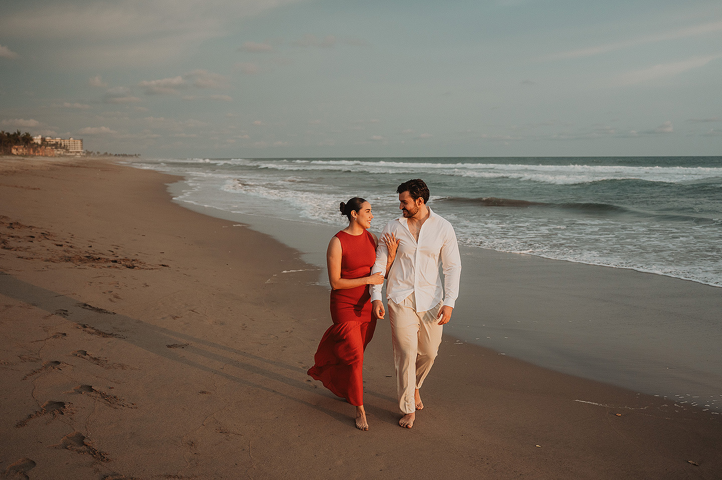 Carolina y Carlos caminan durante la sesion del proposal en las playas de Mazatlán.