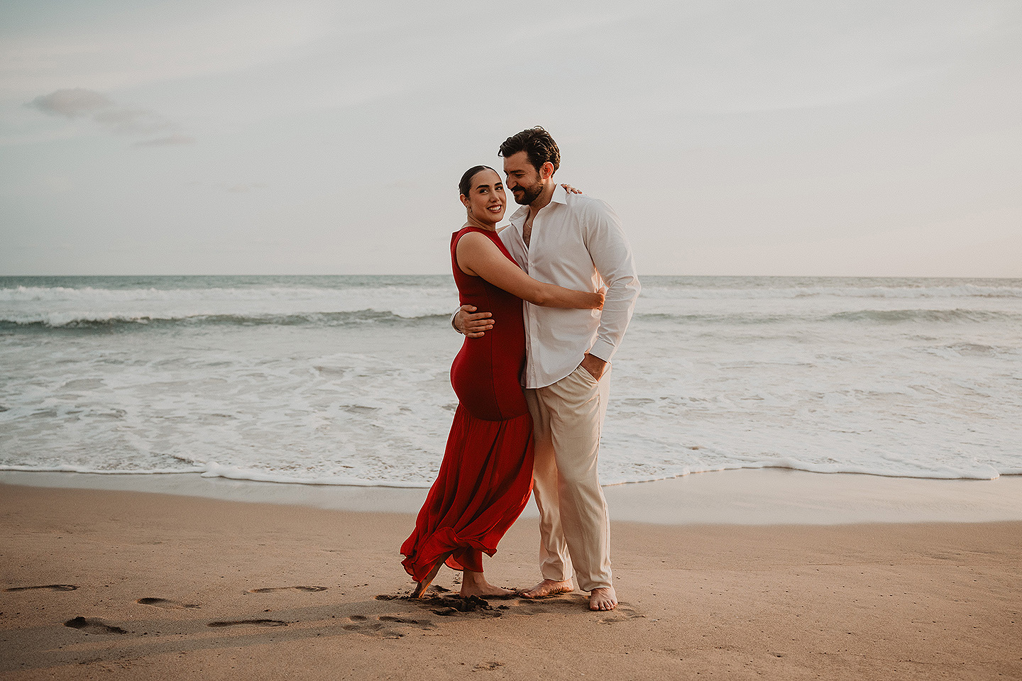 Carolina y Carlos son felices durante la sesion del proposal en las playas de Mazatlán.
