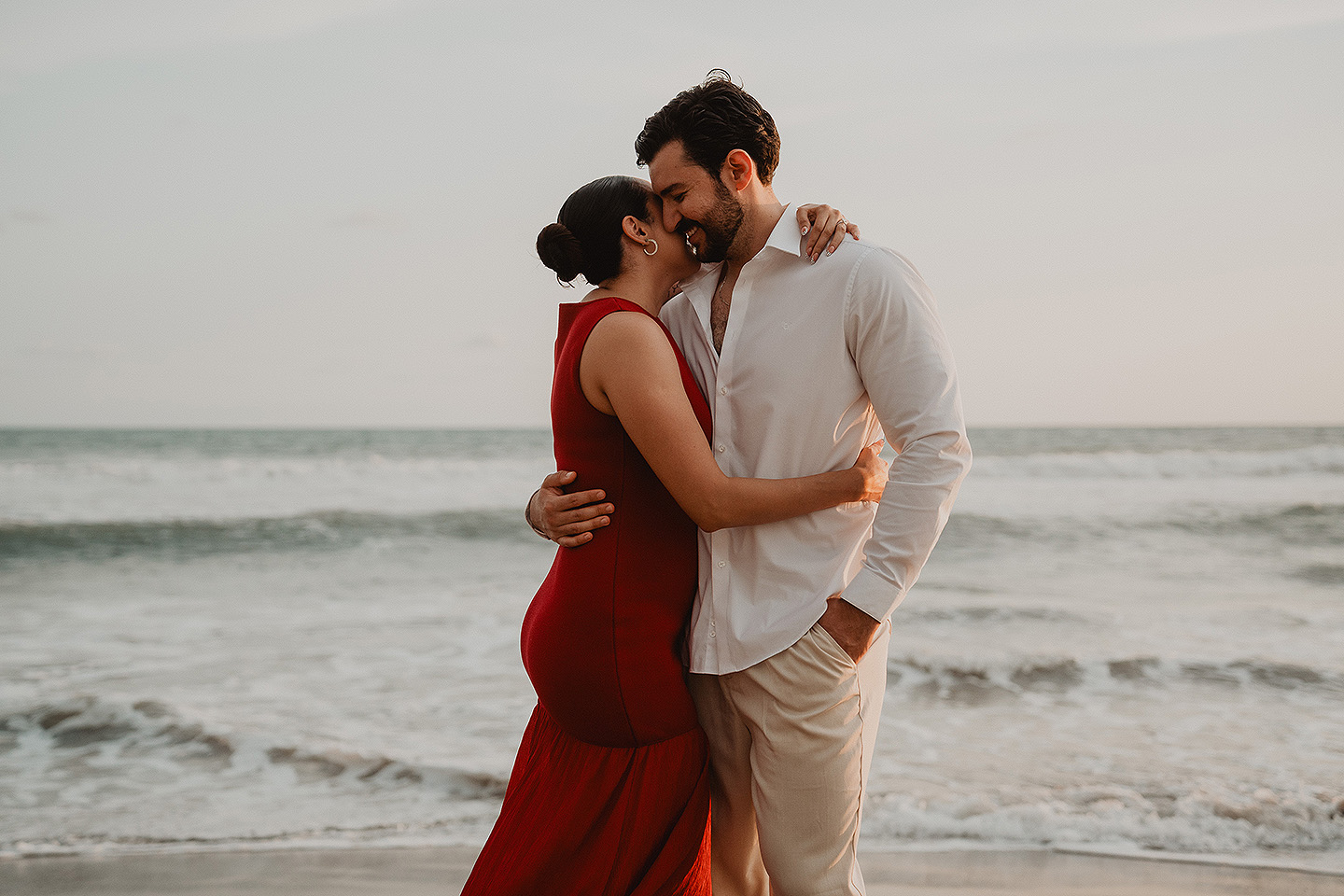 Carolina y Carlos se emocionan durante la sesion del proposal en las playas de Mazatlán.