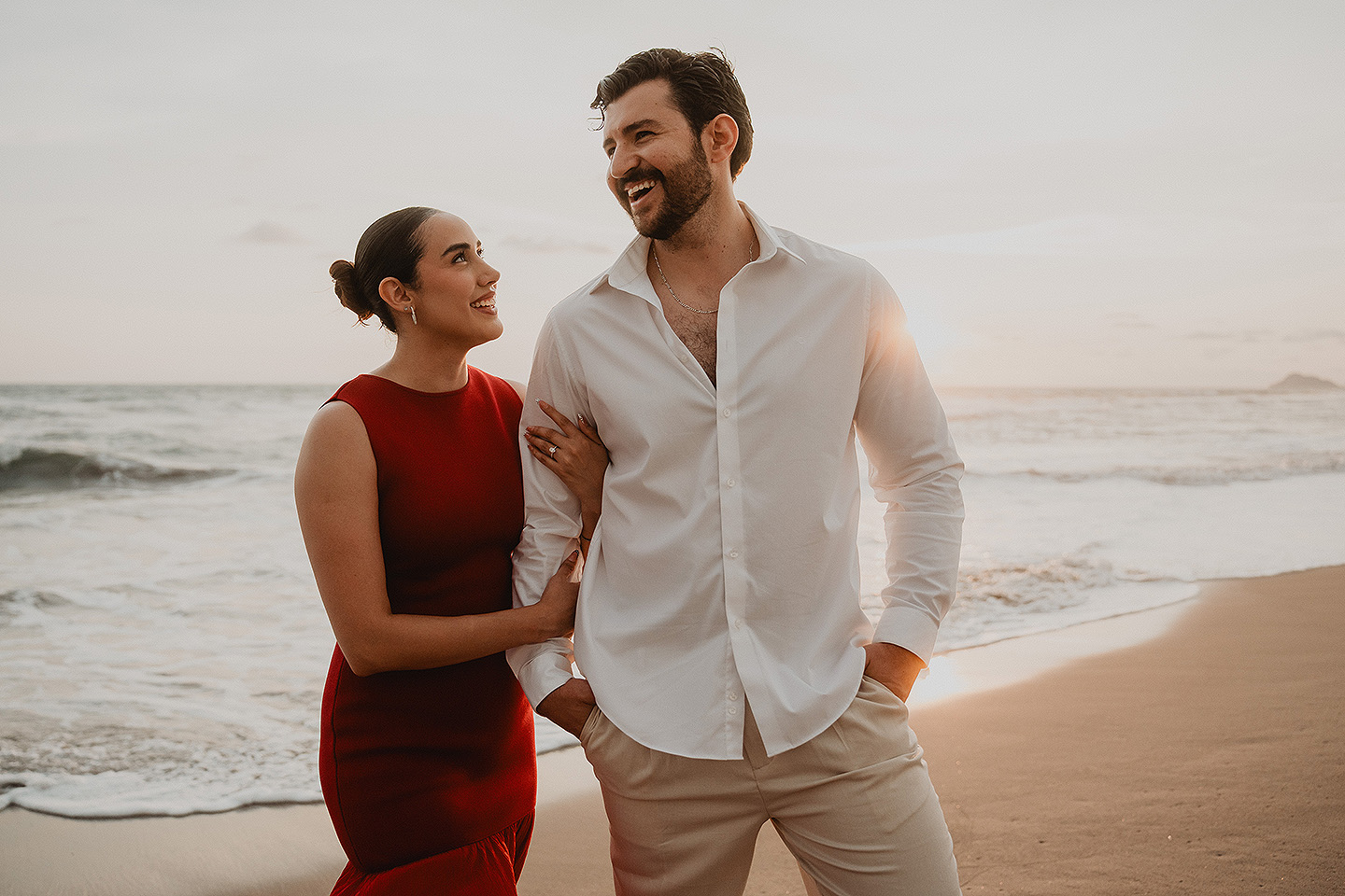 Carolina y Carlos festejan durante la sesion del proposal en las playas de Mazatlán.