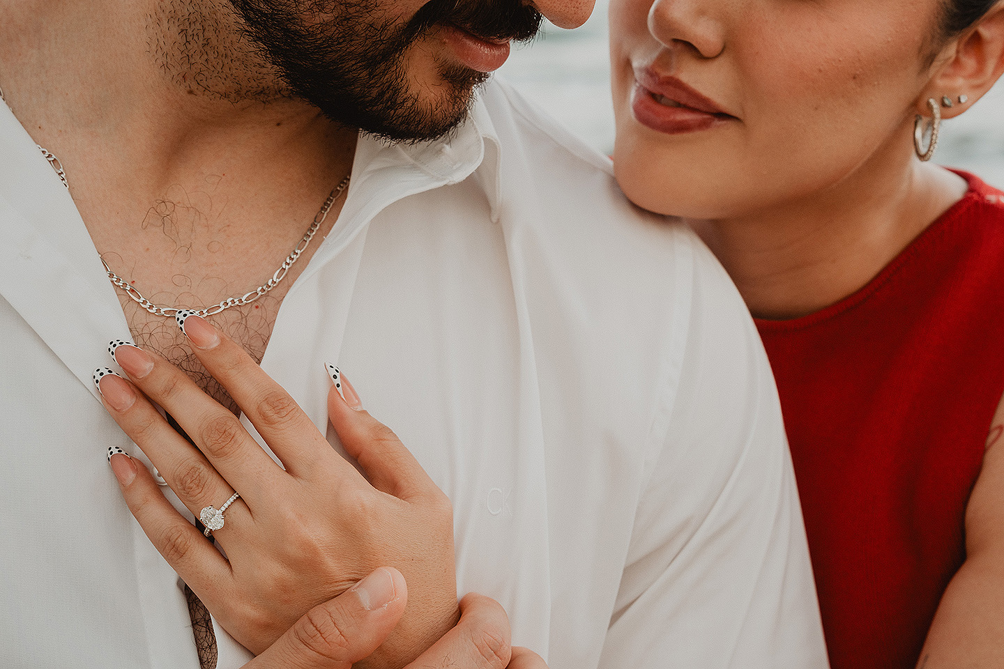 Carolina y Carlos muestran el anillo durante la sesion del proposal en las playas de Mazatlán.