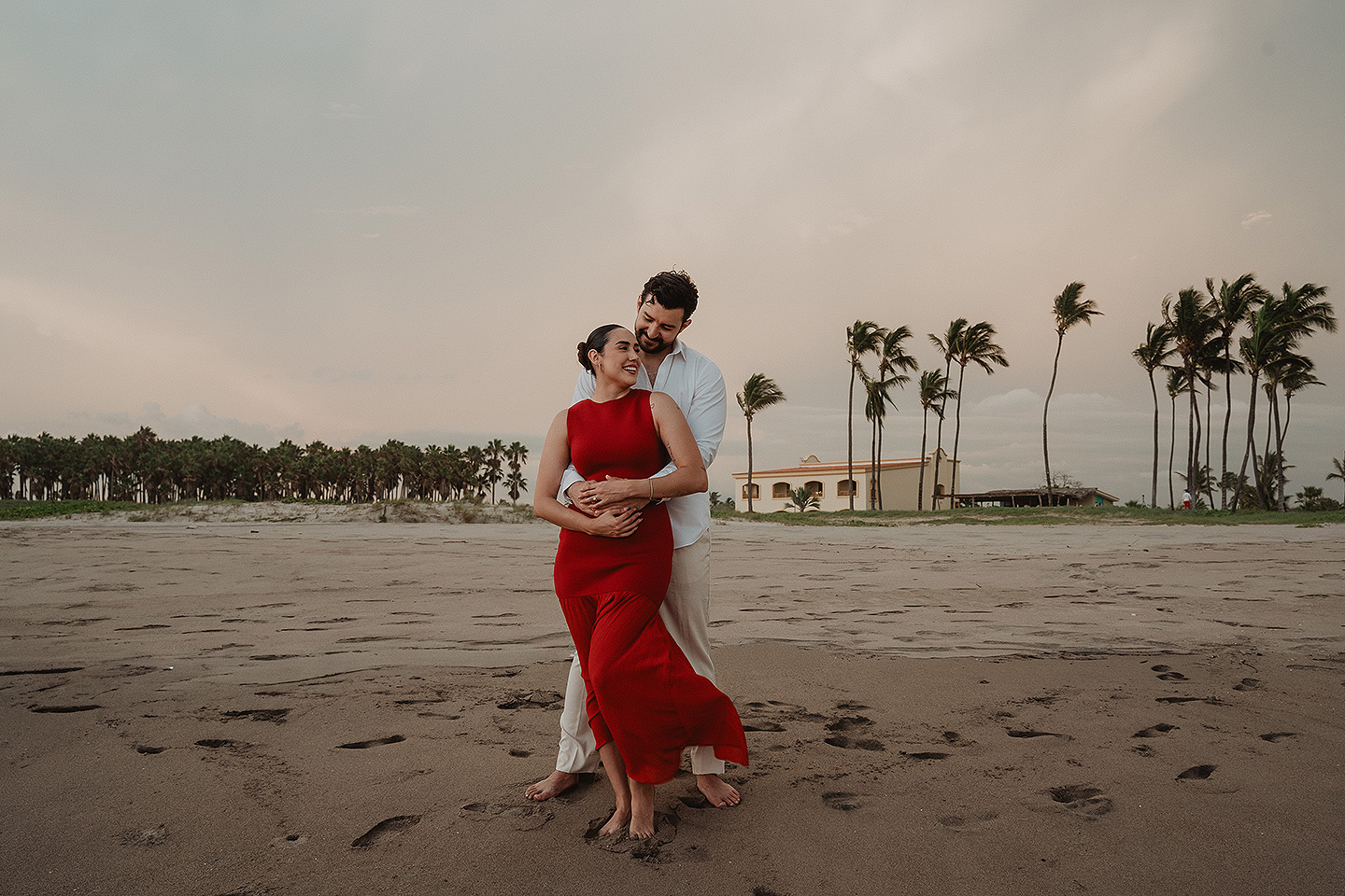 Carolina y Carlos dse demuestran amor durante la sesion del proposal en las playas de Mazatlán.