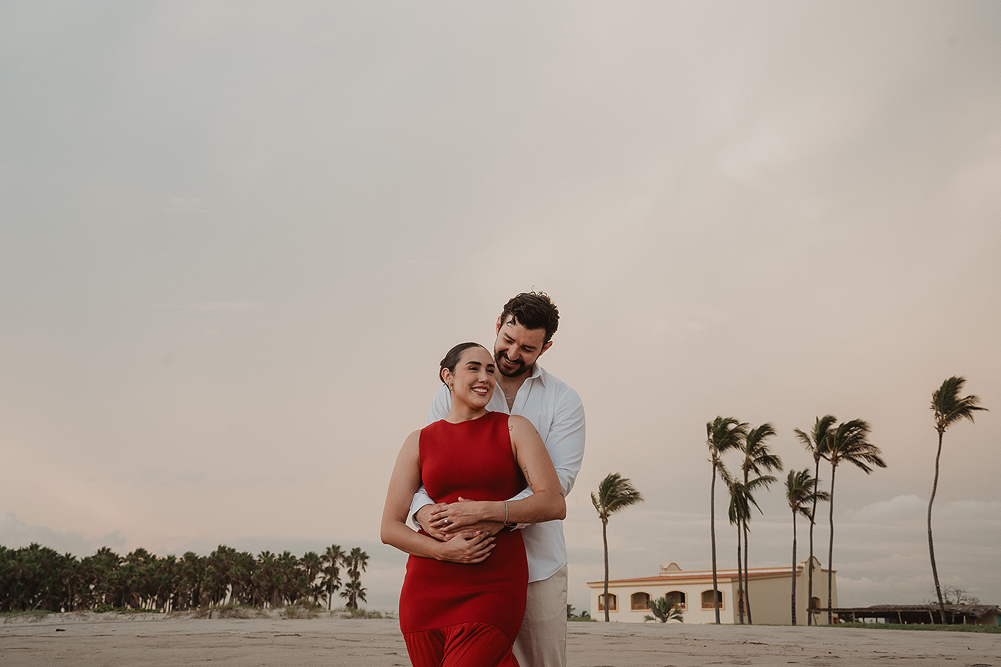 Carolina y Carlos son apasionados durante la sesion del proposal en las playas de Mazatlán.
