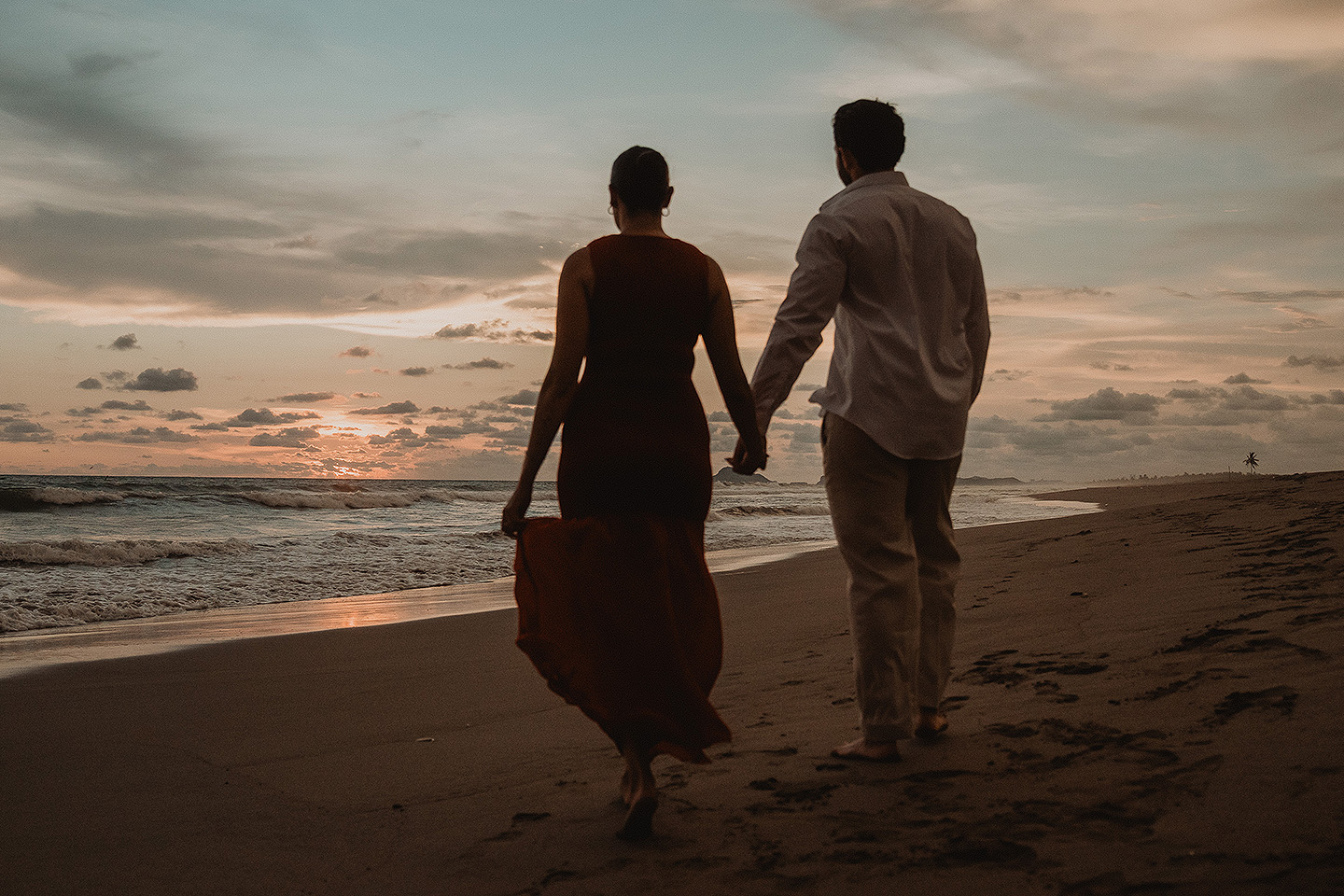 Carolina y Carlos ven el atardecer durante la sesion del proposal en las playas de Mazatlán.