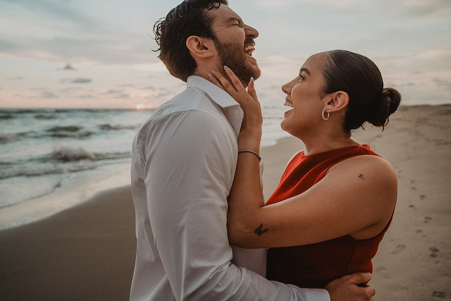 Carolina y Carlos carcajean durante la sesion del proposal en las playas de Mazatlán.