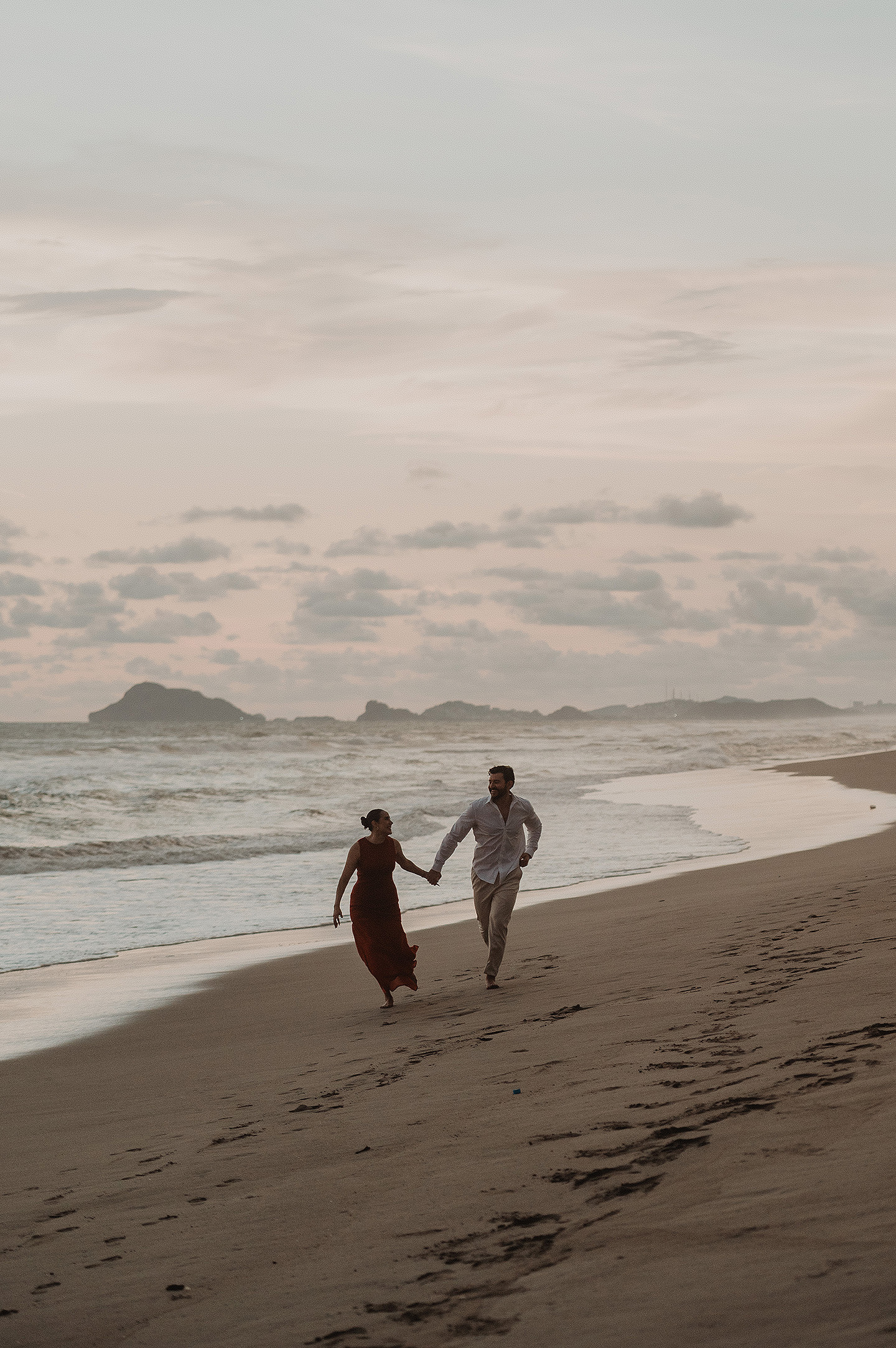 Carolina y Carlos juegan durante la sesion del proposal en las playas de Mazatlán.