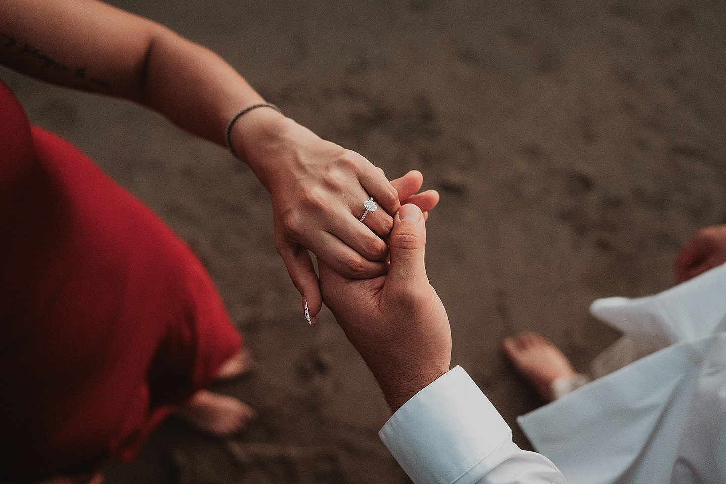 Carolina y Carlos presumen el anillo de bodas en una toma de detalle durante la sesion del proposal en las playas de Mazatlán.