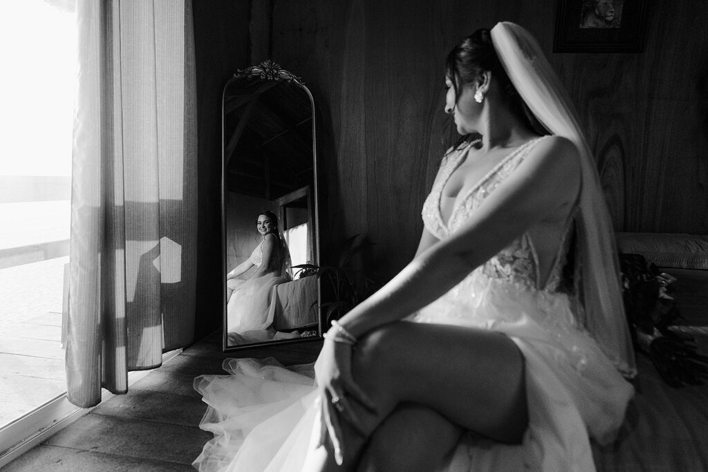 Eli viendose a traves del espejo, el día de su boda en Mazatlan, México.