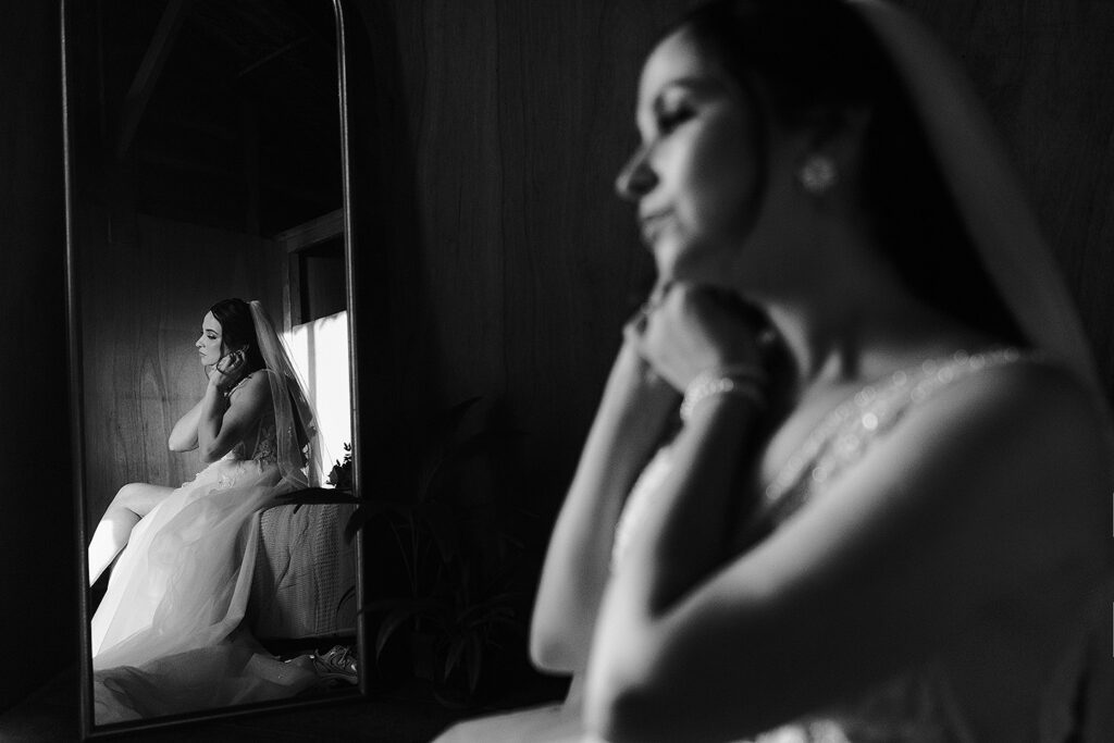 Eli colocandose un arete, y reflejandose en un espejo el dia de su boda en Mazatlan, México.