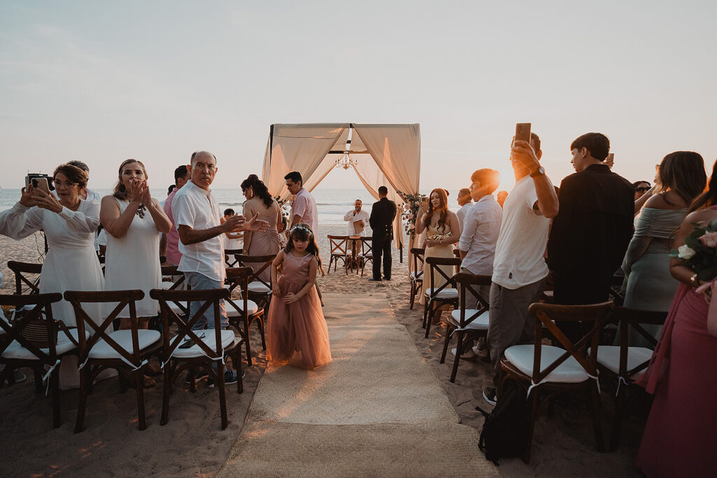 Lugar de la ceremonia con los invitados, en la boda de Eli y Mahatma en las playas de Mazatlán, México.
