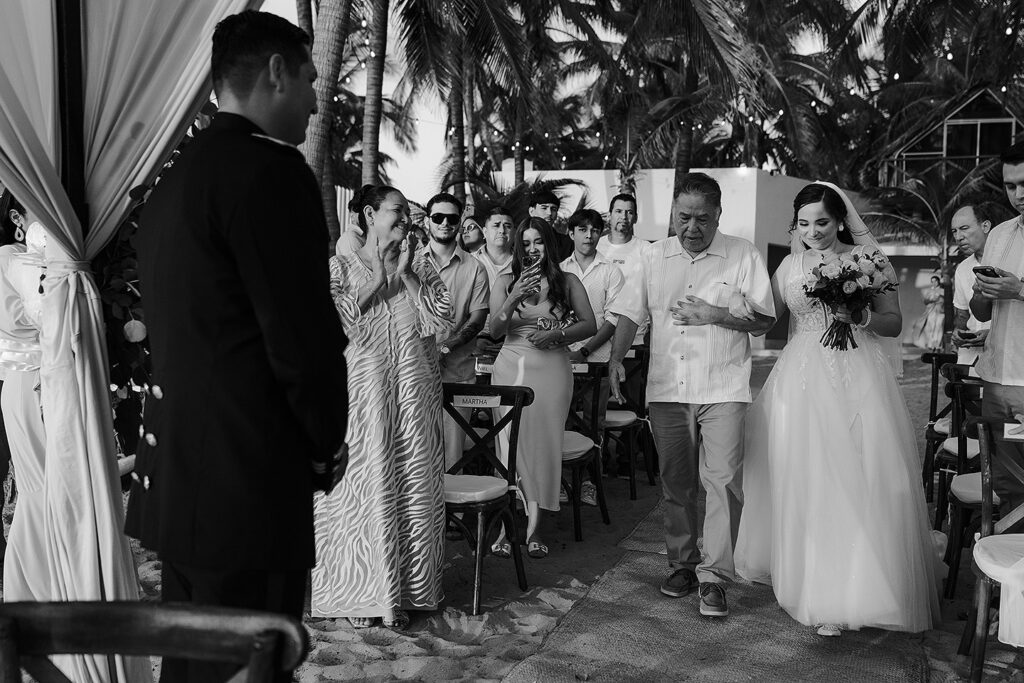 Eli caminando hacia Mahatma, en la ceremonia de la boda de Eli y Mahatma en las playas de Mazatlán, México.