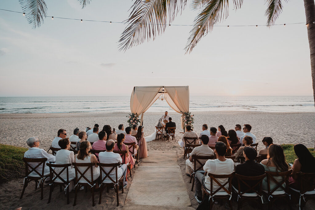 La ceremonia en la boda de Eli y Mahatma en las playas de Mazatlán, México.