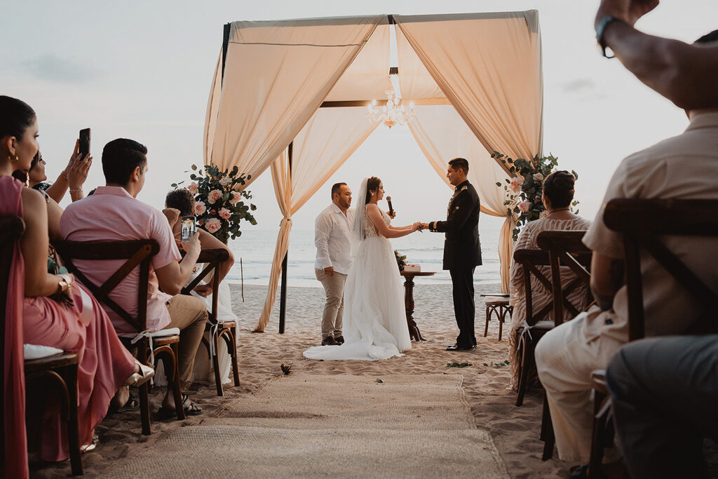 Dandose los votos de boda, en la boda de Eli y Mahatma en las playas de Mazatlán, México.