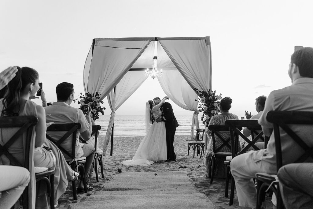 Beso al final de la ceremonia en la boda de Eli y Mahatma en las playas de Mazatlán, México.