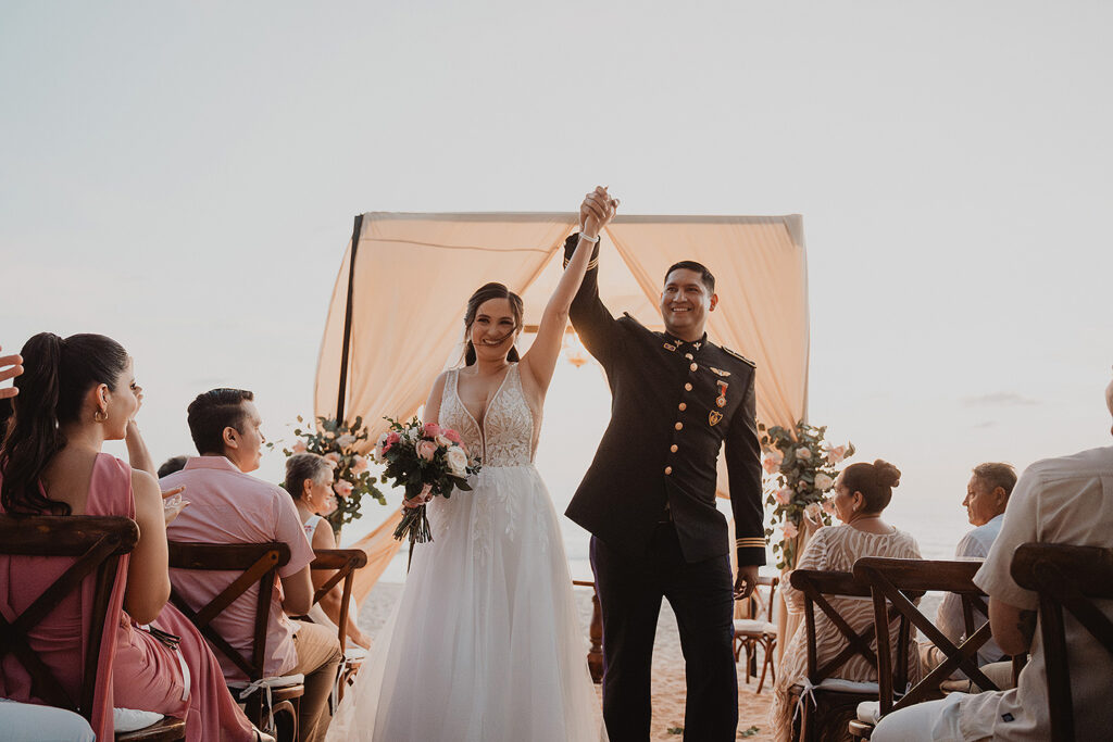 Eli y Mahatma festejando que se han casado, en la boda de Eli y Mahatma en las playas de Mazatlán, México.