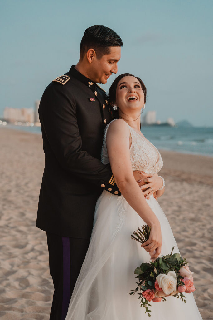 Retrato de la sesion en la boda de Eli y Mahatma en las playas de Mazatlán, México.