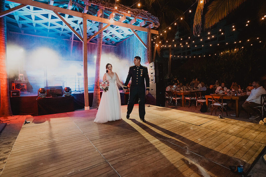 Los novios felices en la pista, en la boda de Eli y Mahatma en las playas de Mazatlán, México.