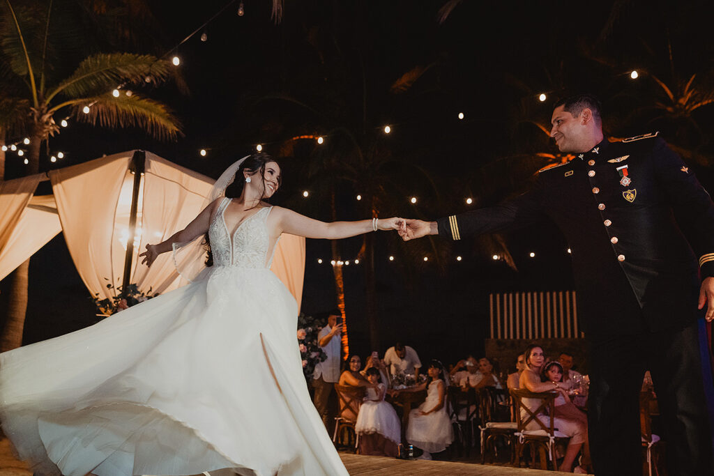Los novioes en el vals, en la boda de Eli y Mahatma en las playas de Mazatlán, México.