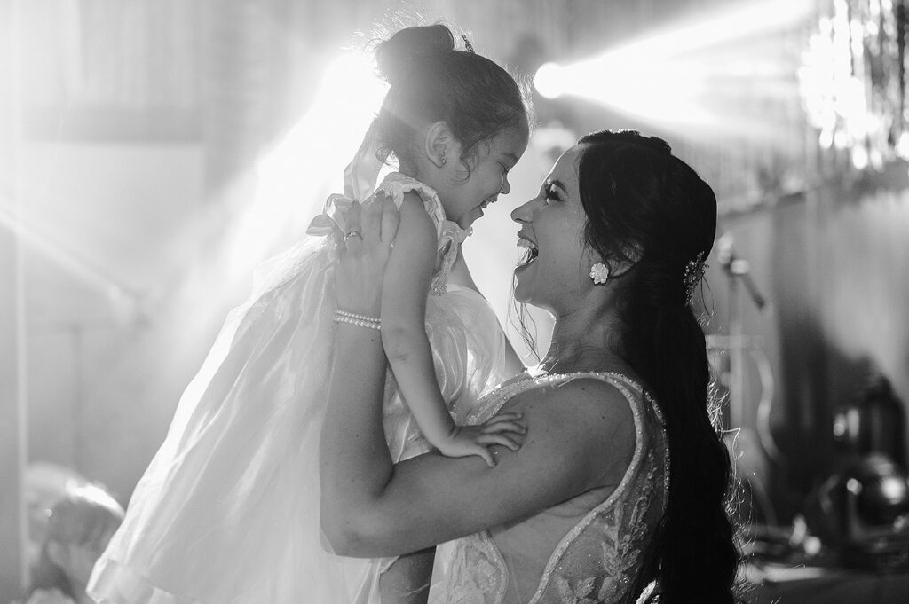 Eli feliz con su hija en la boda de Eli y Mahatma en las playas de Mazatlán, México.