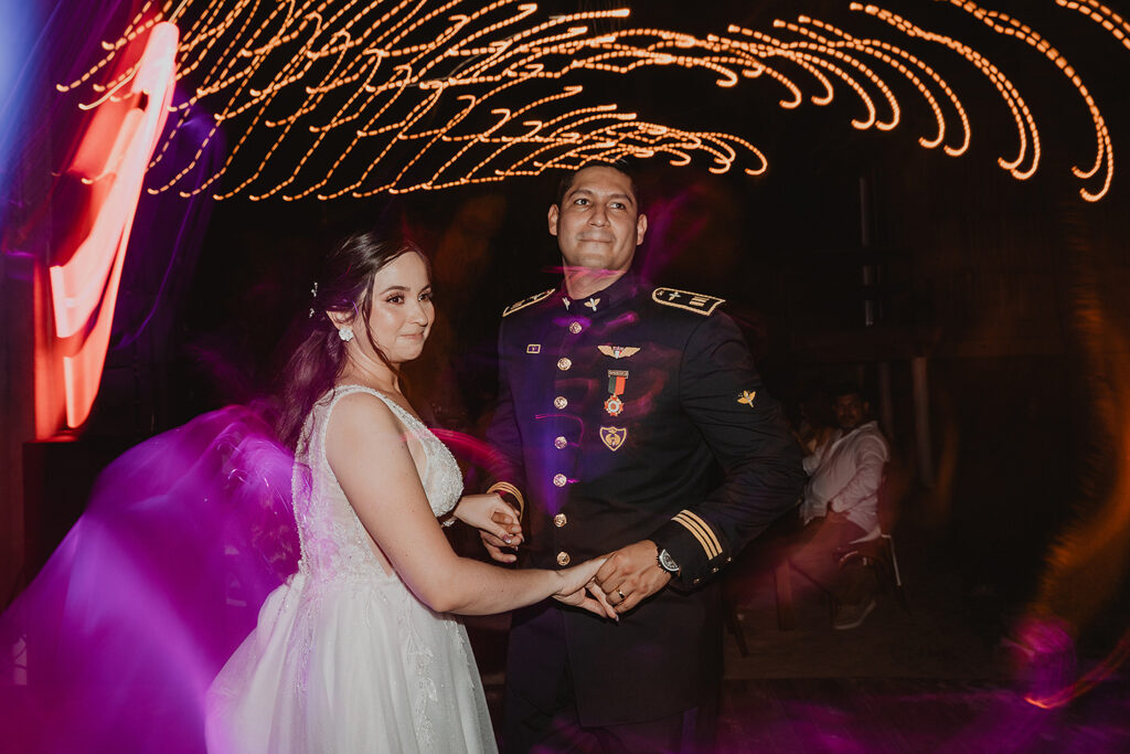 Los novios festejando felices en la boda de Eli y Mahatma en las playas de Mazatlán, México.