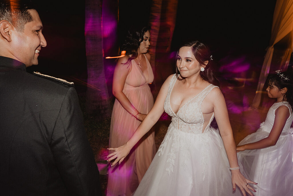Eli disfrutando de la fiesta en la boda de Eli y Mahatma en las playas de Mazatlán, México.