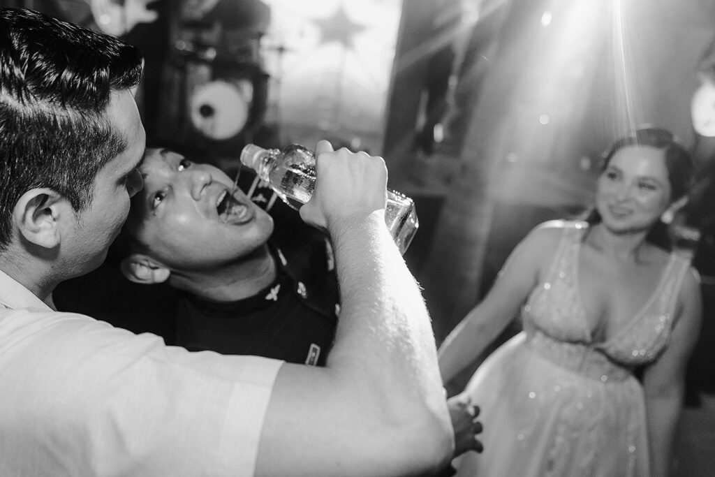 Mahatma tomando un shot en la boda de Eli y Mahatma en las playas de Mazatlán, México.