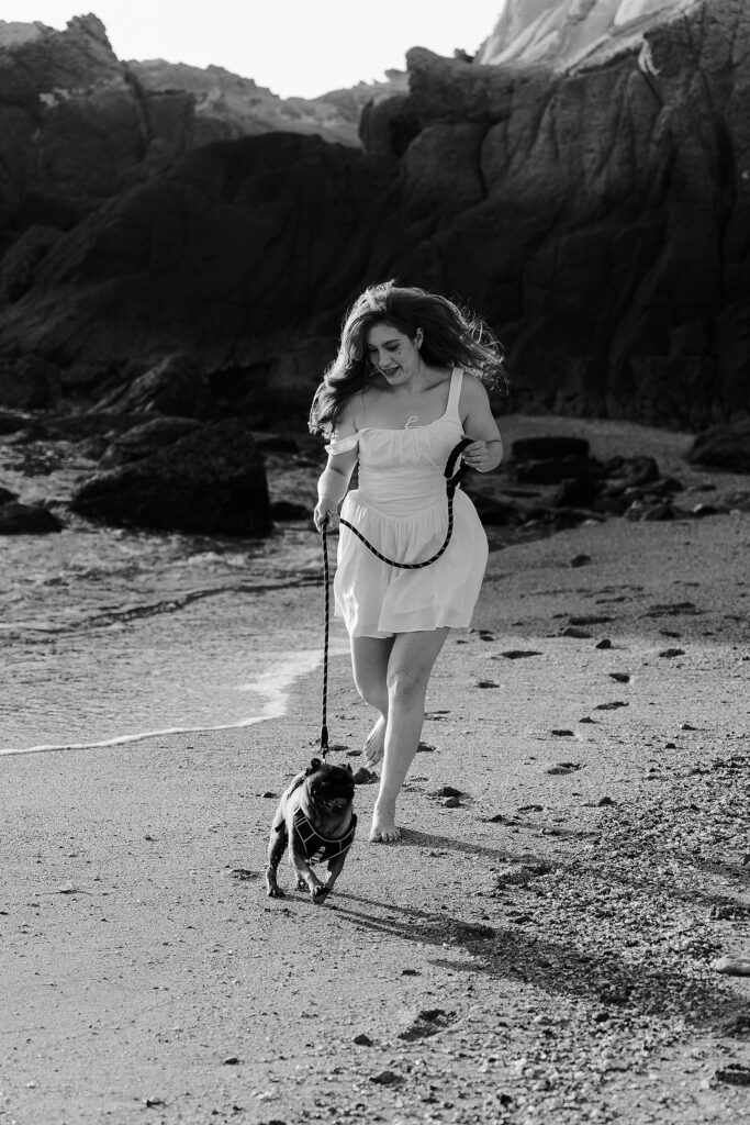 Xiomara corriendo con su mascota por la playa
