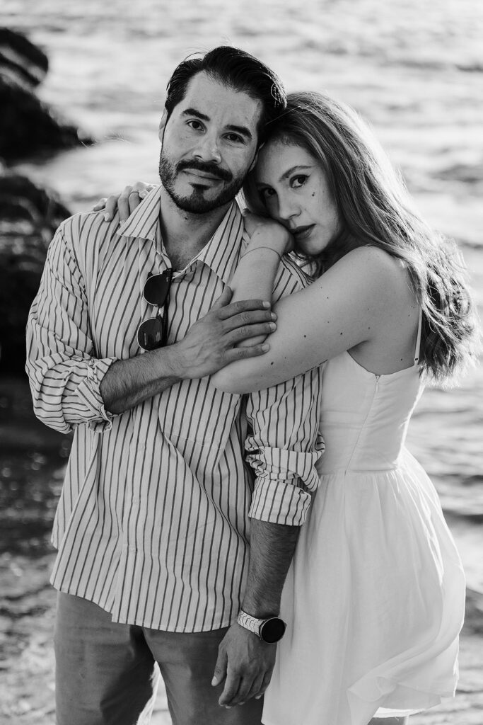 Sesión de pareja en Mazatlán de Xiomara y Alejandro abrazados junto al mar