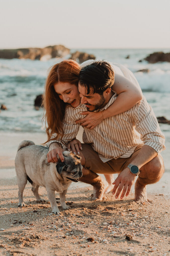Sesión de pareja en Mazatlán de Xiomara y Alejandro junto al mar felices con su pug