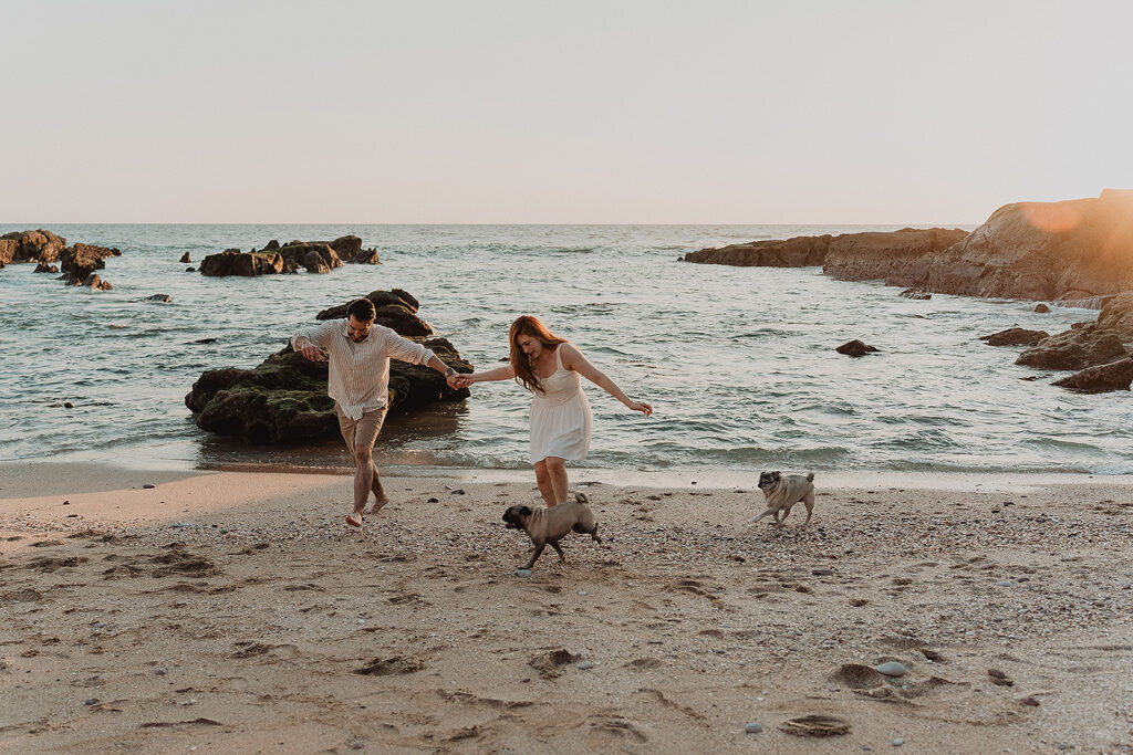 Sesión de pareja en Mazatlán de Xiomara y Alejandro junto al mar corriendo alegres