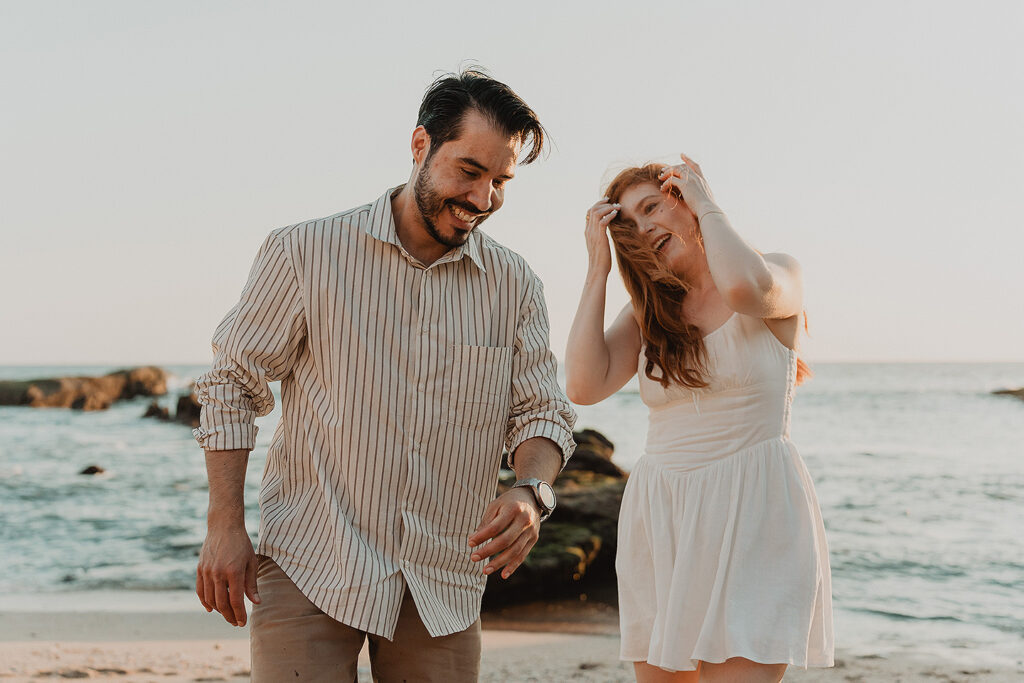 Sesión de pareja en Mazatlán de Xiomara y Alejandro junto al mar disfrutando de ellos