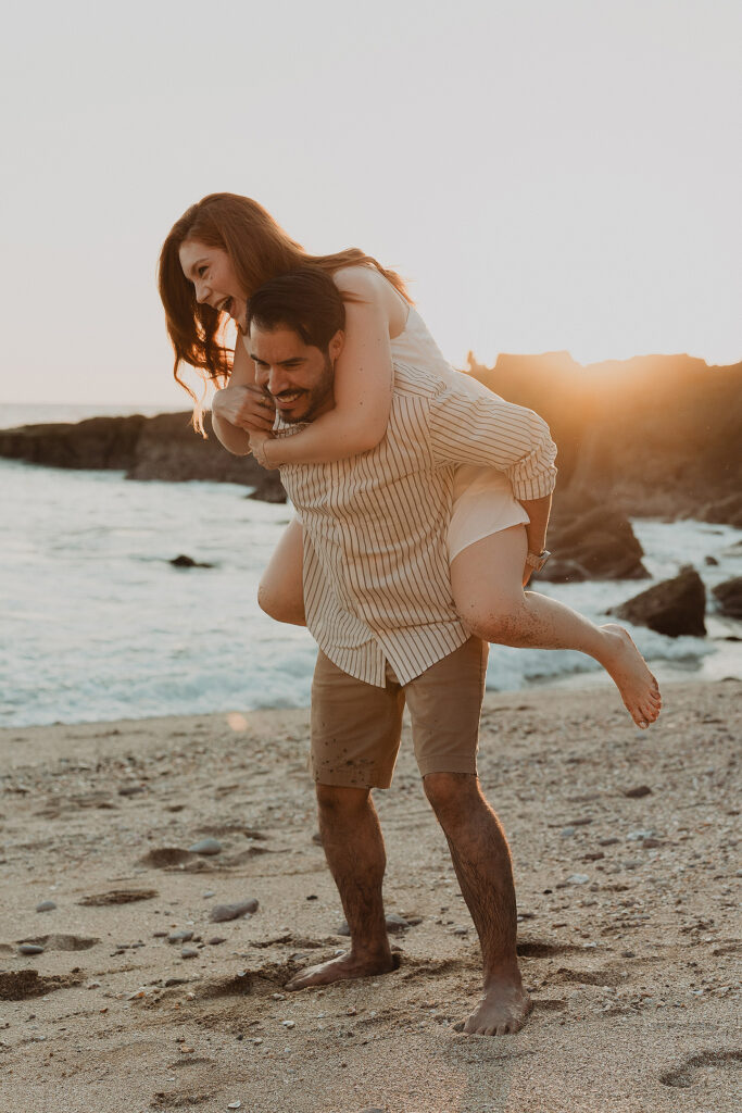 alejandro cargando a Xiomara en su sesion de pareja en la playa de mazatlan