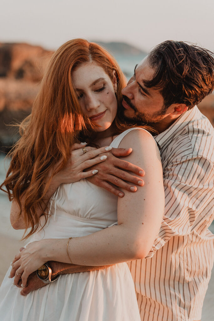 Sesión de pareja en Mazatlán de Xiomara y Alejandro junto al mar abrazados posando