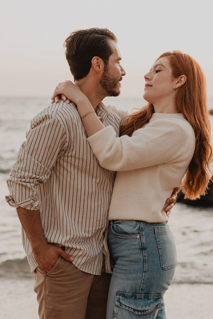 Sesión de pareja en Mazatlán de Xiomara y Alejandro junto al mar romanticos viendose