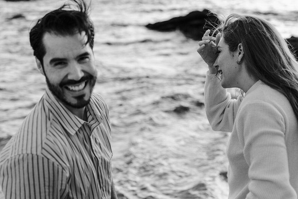 Sesión de pareja en Mazatlán de Xiomara y Alejandro junto al mar felices finalizando