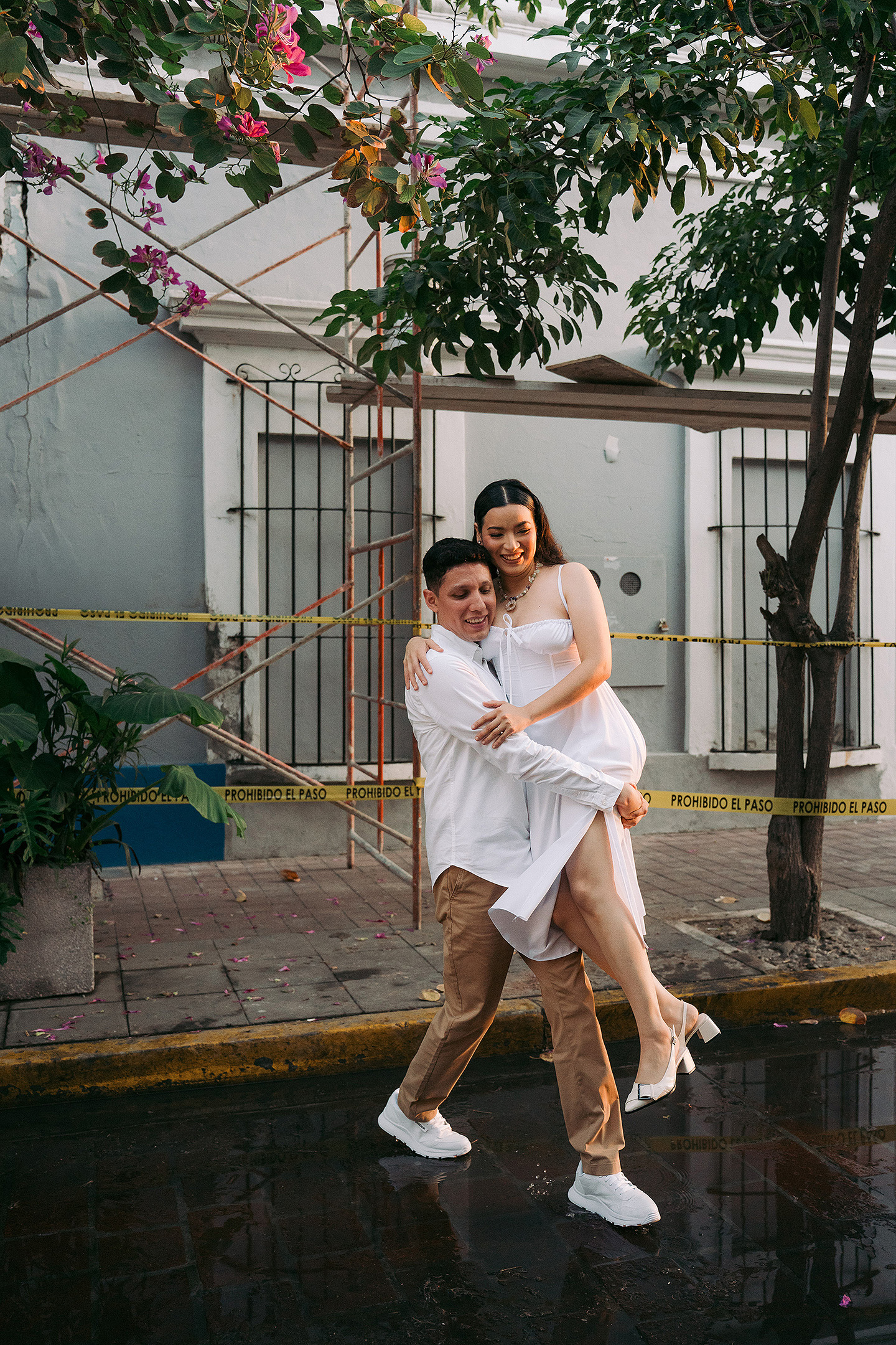 Anahi y Efrain durante su sesión save the date en Mazatlán