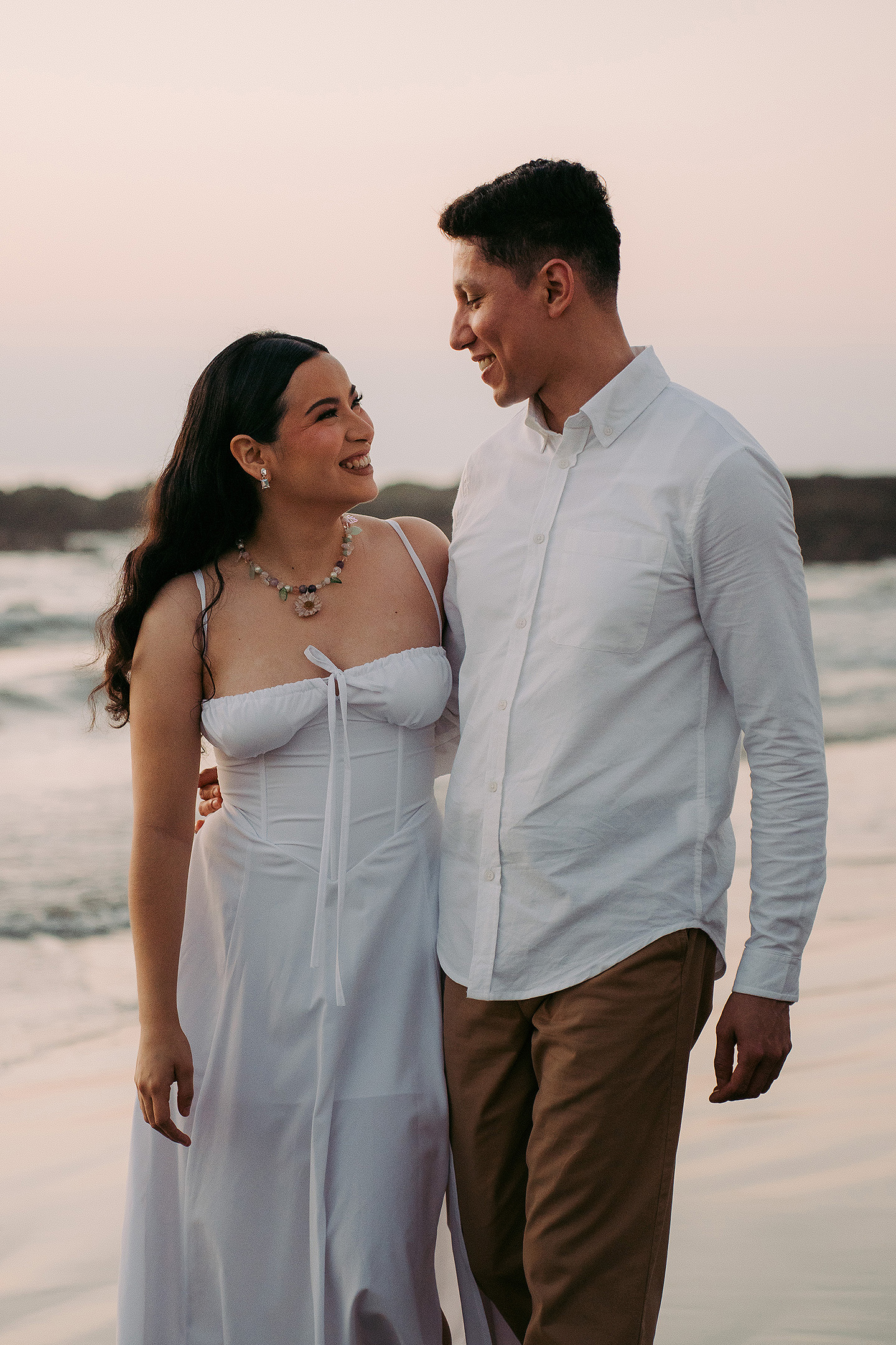 Anahi y Efrain durante su sesión save the date en Mazatlán