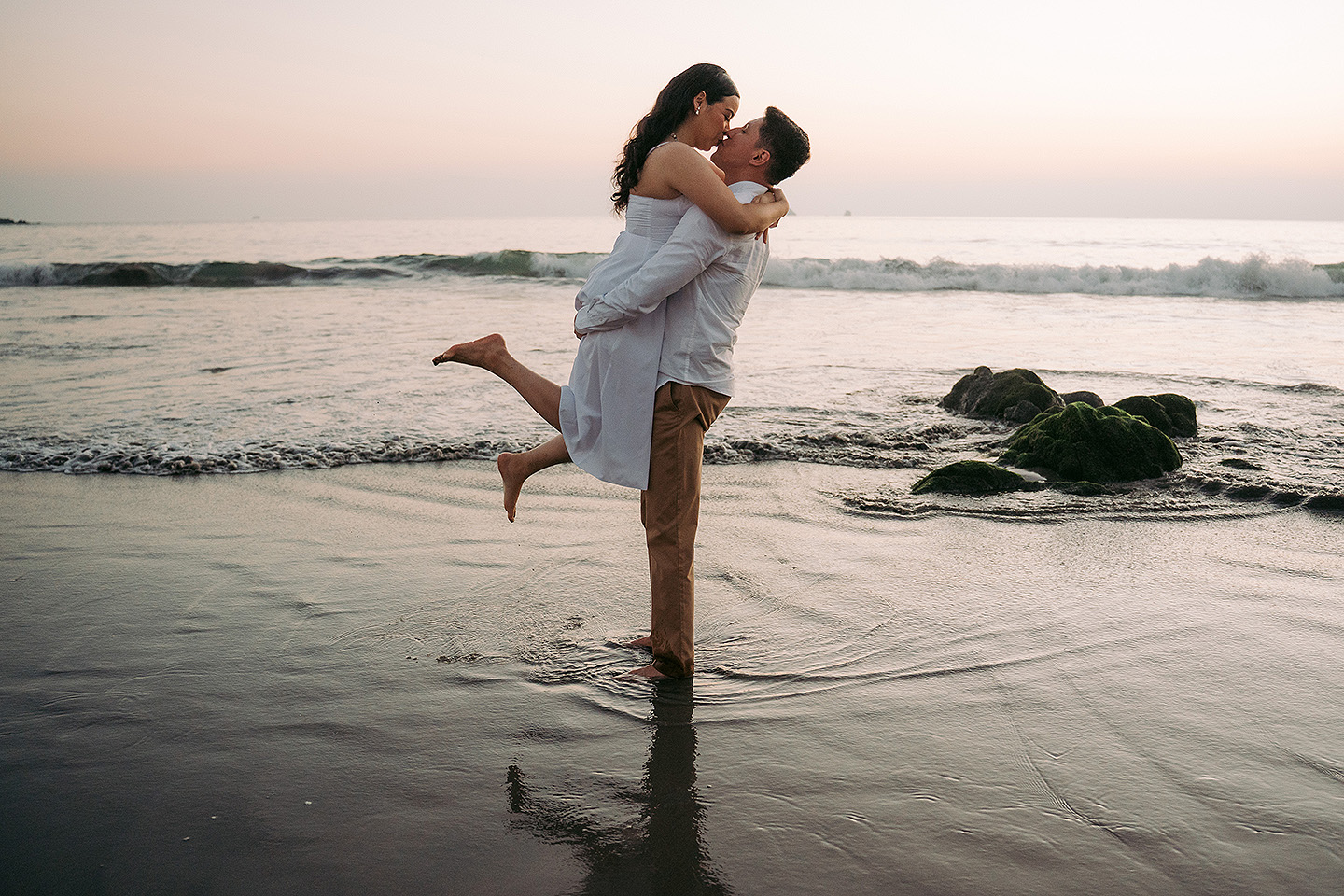 Anahi y Efrain durante su sesión save the date en Mazatlán