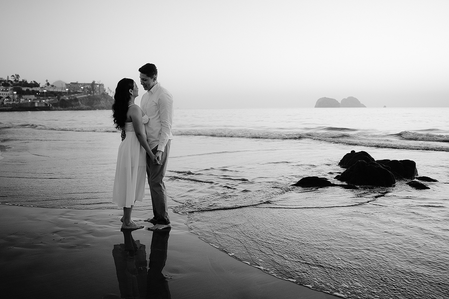 Anahi y Efrain durante su sesión save the date en Mazatlán