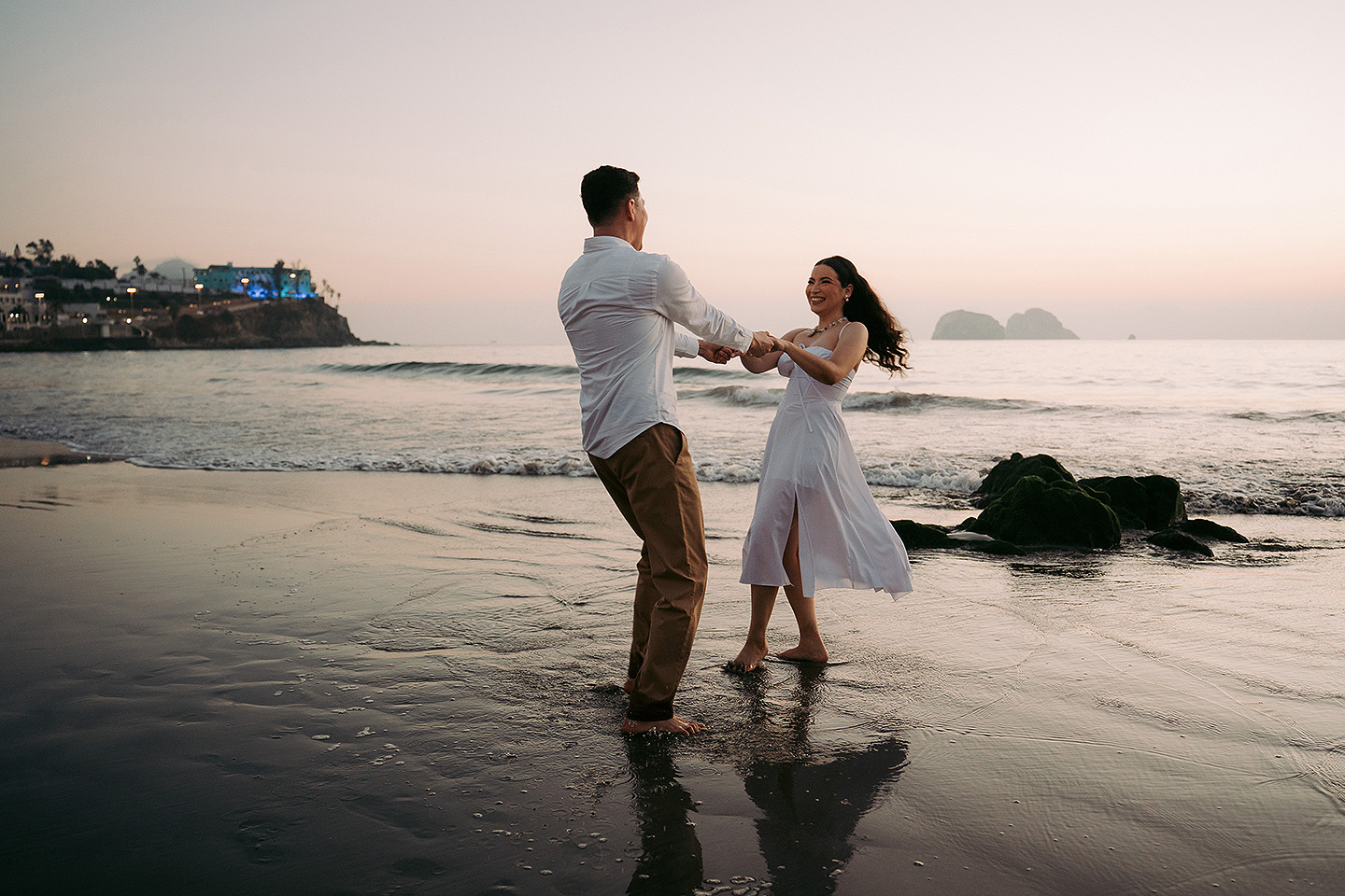 Anahi y Efrain durante su sesión save the date en Mazatlán