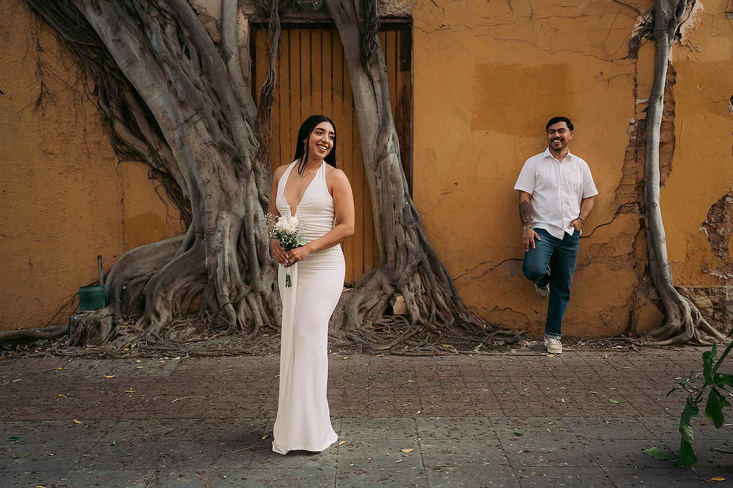 Sesión save the date de Fernanda y Alessandro en el centro y las playas de mazatlan, echa por sebas ramos fotografo.