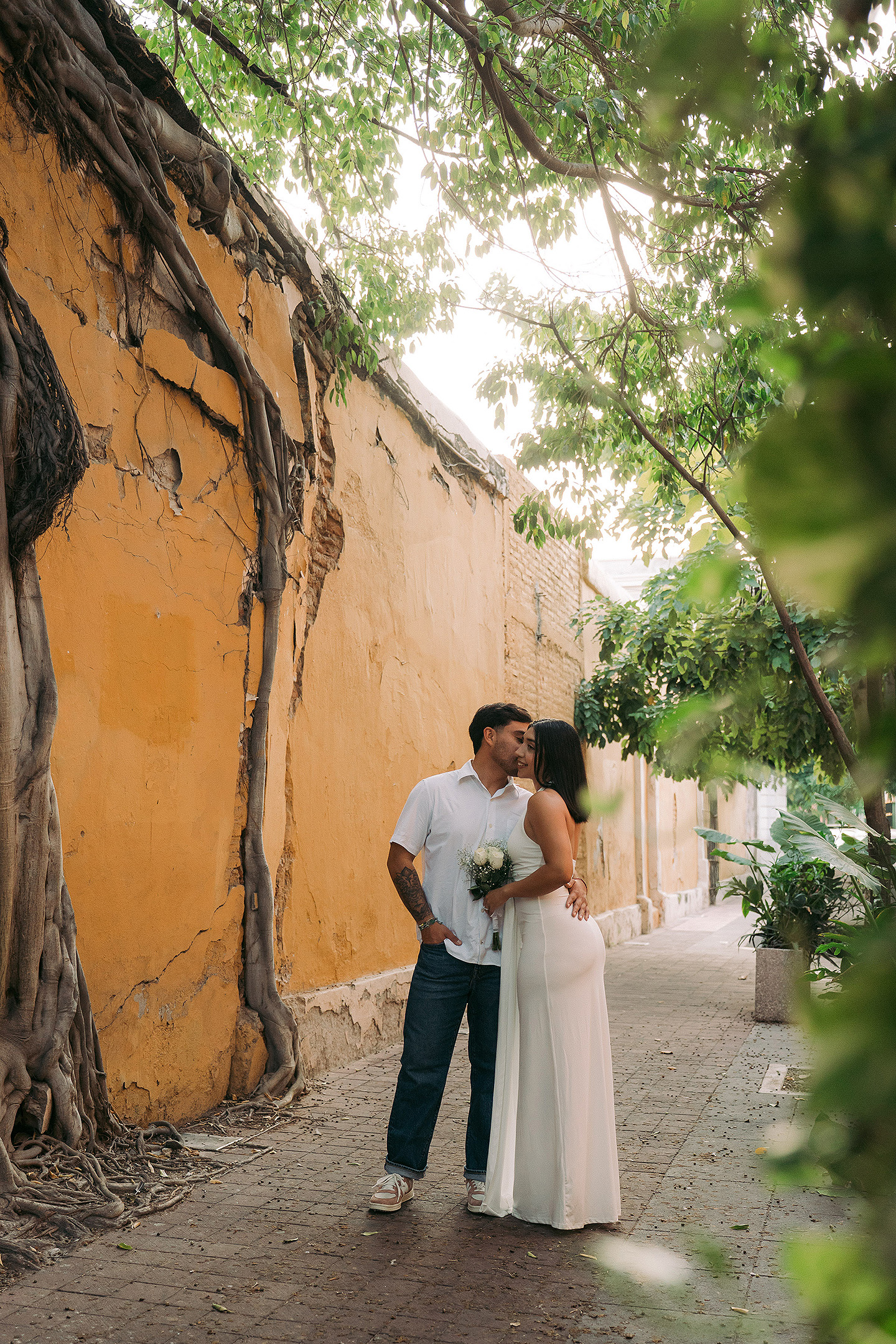 Sesión save the date de Fernanda y Alessandro en el centro y las playas de mazatlan, echa por sebas ramos fotografo.