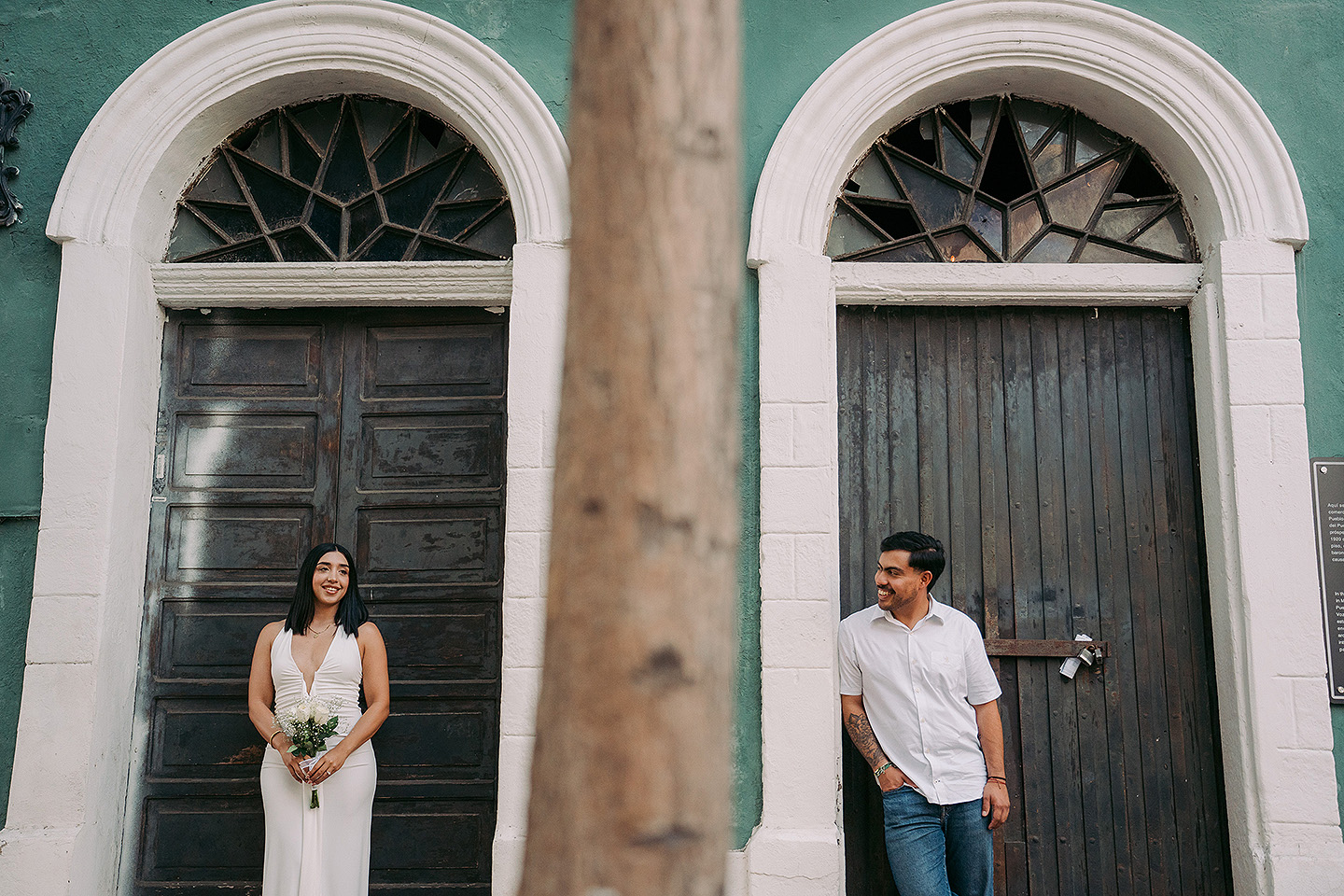 Sesión save the date de Fernanda y Alessandro en el centro y las playas de mazatlan, echa por sebas ramos fotografo.