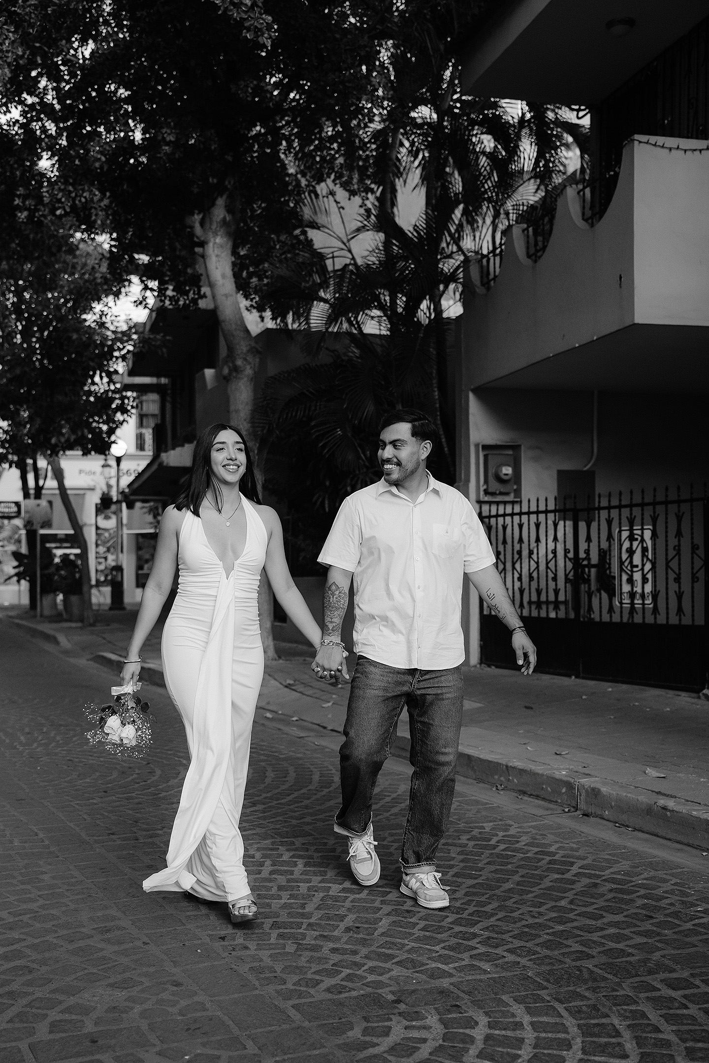 Sesión save the date de Fernanda y Alessandro en el centro y las playas de mazatlan, echa por sebas ramos fotografo.