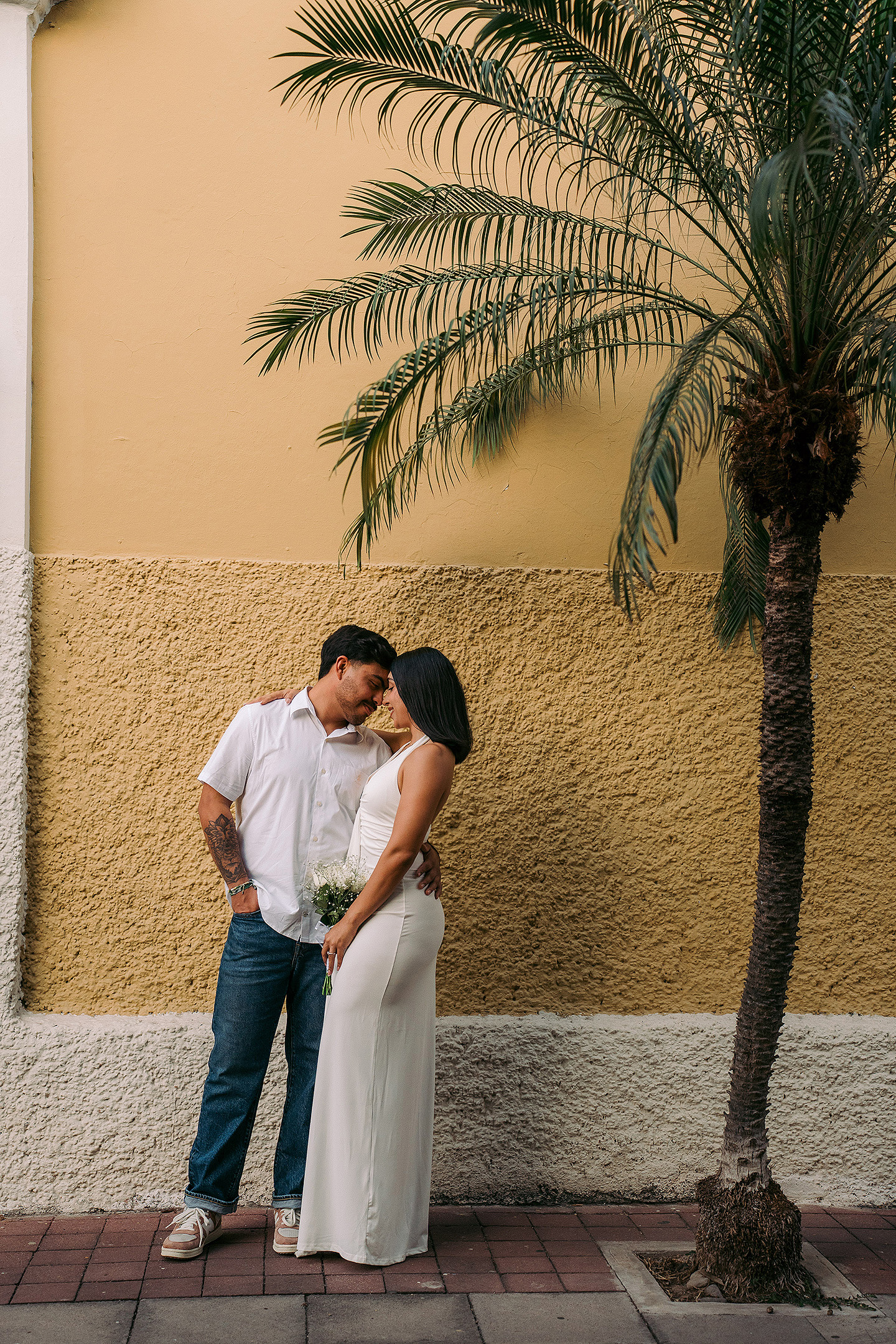 Sesión save the date de Fernanda y Alessandro en el centro y las playas de mazatlan, echa por sebas ramos fotografo.