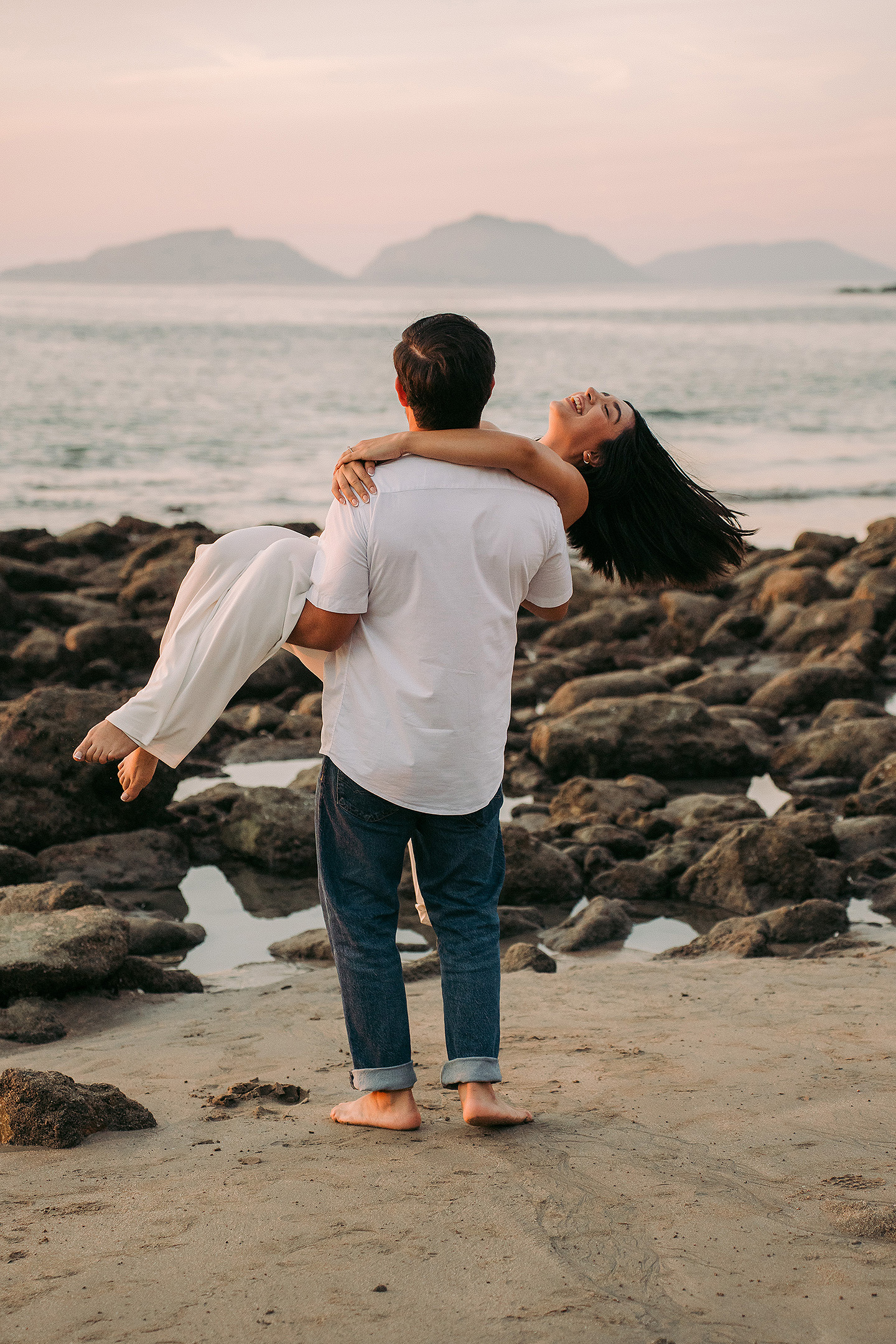 Sesión save the date de Fernanda y Alessandro en el centro y las playas de mazatlan, echa por sebas ramos fotografo.