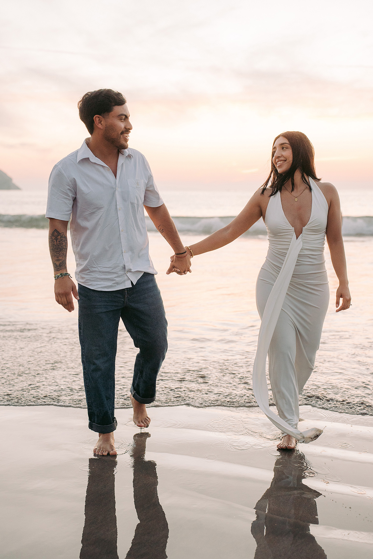 Sesión save the date de Fernanda y Alessandro en el centro y las playas de mazatlan, echa por sebas ramos fotografo.