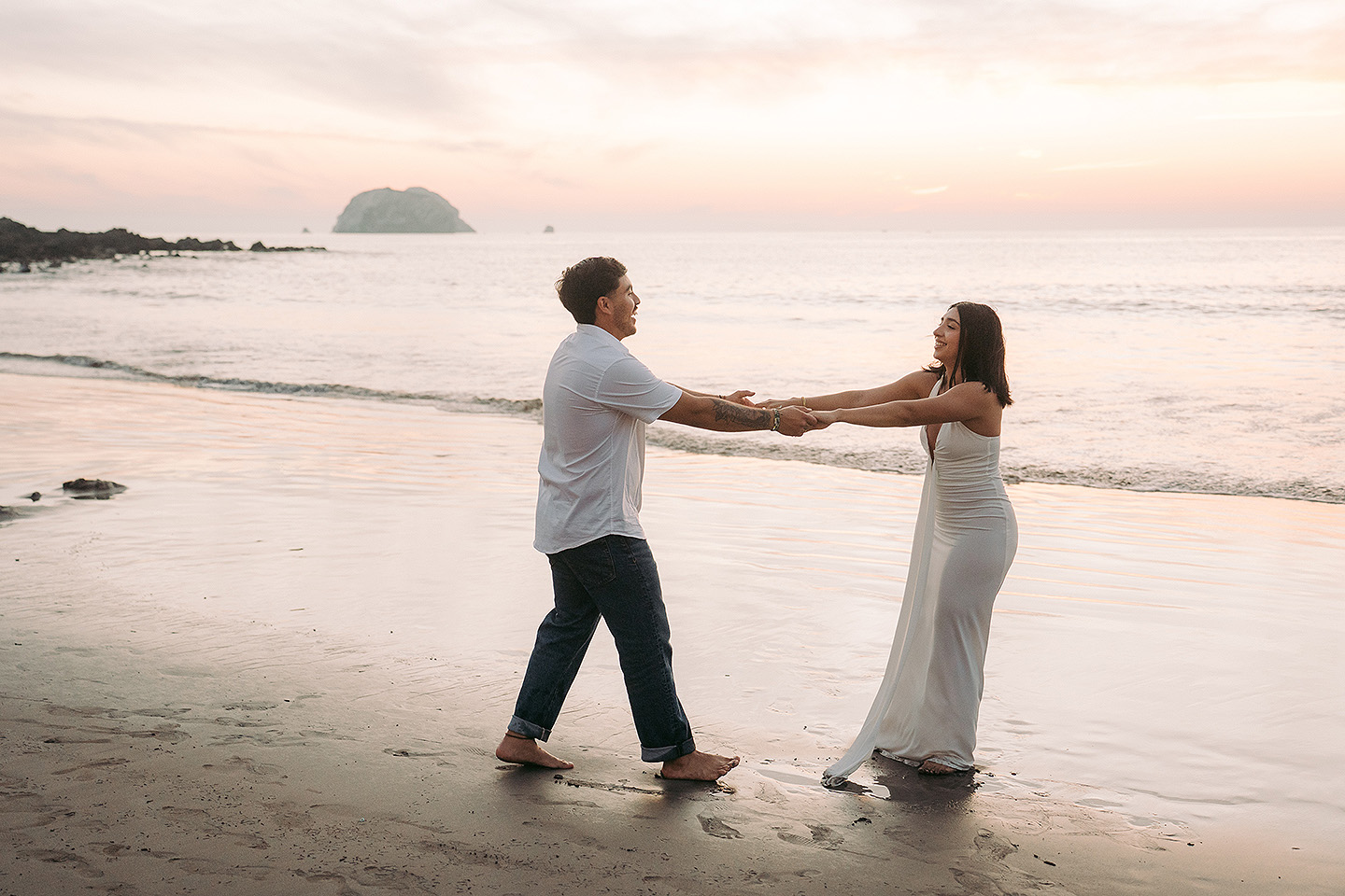 Sesión save the date de Fernanda y Alessandro en el centro y las playas de mazatlan, echa por sebas ramos fotografo.